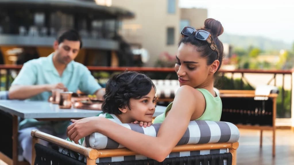Family enjoying lunch on Nivalaya deck